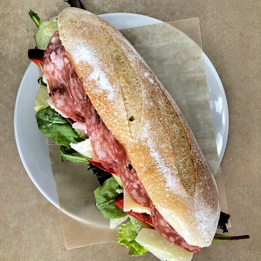 Salami, parmesan, citron och basilika